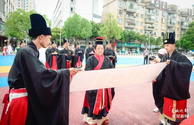 漢服體驗、乘船聽曲 開屏新聞記者 龍宇丹 攝