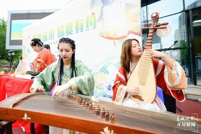 漢服體驗、乘船聽曲 開屏新聞記者 龍宇丹 攝