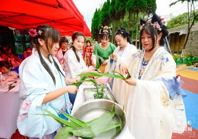 漢服體驗、乘船聽曲 開屏新聞記者 龍宇丹 攝