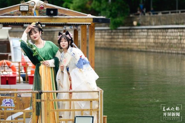 漢服體驗、乘船聽曲 開屏新聞記者 龍宇丹 攝