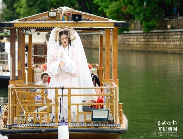漢服體驗、乘船聽曲 開屏新聞記者 龍宇丹 攝