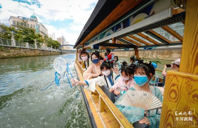 漢服體驗、乘船聽曲 開屏新聞記者 龍宇丹 攝