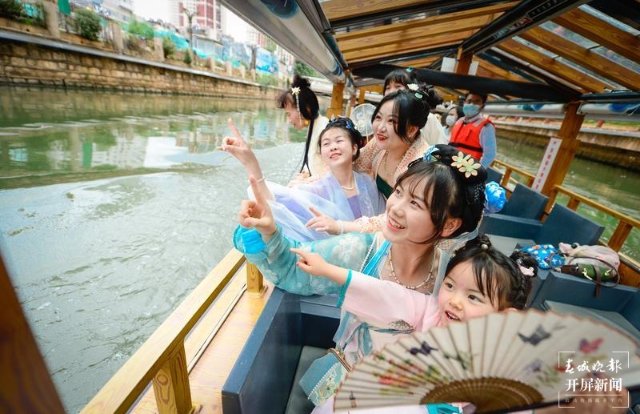 漢服體驗、乘船聽曲 開屏新聞記者 龍宇丹 攝