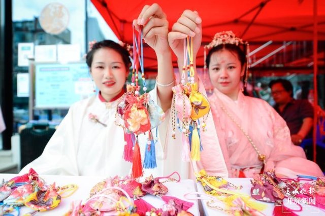 漢服體驗、乘船聽曲 開屏新聞記者 龍宇丹 攝