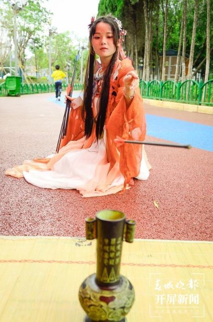 漢服體驗、乘船聽曲 開屏新聞記者 龍宇丹 攝