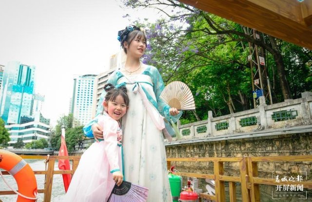 漢服體驗、乘船聽曲 開屏新聞記者 龍宇丹 攝